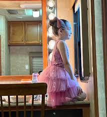 𝕎𝕖𝕝𝕔𝕠𝕞𝕖 𝕥𝕠 𝔼𝕝𝕝𝕒'𝕤 𝕥𝕣𝕒𝕚𝕝𝕖𝕣. An actor's trailer is a  place to 👗 dress 🧘🏻‍♀️ decompress 💃🏻 dance (if you're Ella) 💭 dream  📄 prepare 😌 relax 😴 snooze 🍴 eat 🎨 create