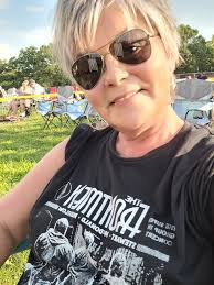 Sharing love of 90s country music