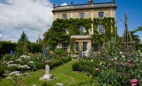 Highgrove house prince charles first bought highgrove house in 1980 and it now serves as his family home. Royal Residences Prince Of Wales