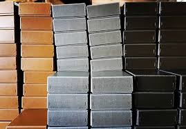 蝋引き箱です 1枚1枚手差しの機械で厚紙に蝋引き加工をしてます レトロ感がとても出ていてインテリアにも良さそうですね 蝋引き ロウ引き 蝋引き加工 角留め箱 平留め箱 waxed wax waxedprocessing waxedbox chikamori instagram widget