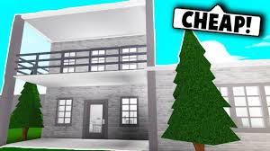 The fully customizable interior of a house. I Did The 10 000 House Challenge On Bloxburg Roblox Bloxburg Youtube