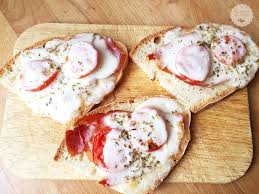 Ricetta pizza bianca con prosciutto cotto e mozzarella fatta come un crostino (anche senza glutine). Crostini Al Prosciutto Con Pane Raffermo Ricette Al Volo