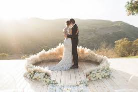 Creative Alternatives To Traditional Wedding Altars Creative Alternatives To Wedding Arches Photos Wedding Ceremony Backdrop Grass Wedding Dreamy Wedding