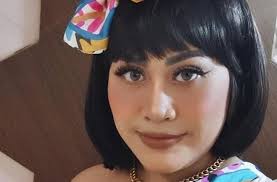Tak hanya menyanyi, boiyen juga laris manis mengisi berbagai acara komedi. Kv3wjk4zuosfrm