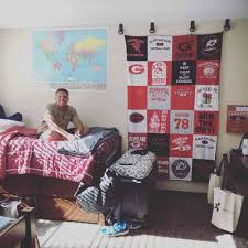Play it cool with timeless retro icons; How To Decorate A Guy S Dorm Room 23 Simple And Easy Ideas For 2021