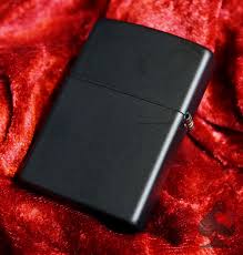 Rot matt test original zippo mein arzt raucht auch ==>> sonderangebote erhältlich <<== original zippo feuerzeug mein arzt raucht features : Spielerspelunke An Der Leuchtenburg Zippo Sturmfeuerzeug Schwarz Matt Mit Handschellen