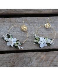 L'attache de l'anneau est tout aussi précieuse puisqu'elle est composée d'un cœur. Boucles D Oreilles Mariage Ayana Floral Design