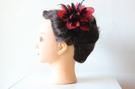 Les nouvelles tendance coiffure rendent hommage aux années 40s et 50 en. Coiffure Pin Up Hairstyling Book
