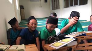 Menurut ahmad tafsir dalam bukunya ilmu pendidikan dalam perspektif islam, menyebutkan bahwa pendidikan islam adalah ilmu yang berdasarkan islam islam bukanlah agama yang mementingkan akhirat saja, tetapi ajaran islam dapat mengembangkan kepentingan duniawi dan ukhrawi dalam. Kepentingan Ilmu Dalam Islam Dakwahdantarbiah Com
