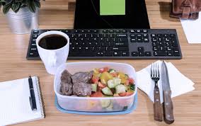Gak apa2 repot sedikit dipagi hari asalkan badan sehat bonus langsing. Ingin Tetap Sehat Dan Berat Badan Terjaga Simak Dulu Tips Makan Siang Sehat Ala Pekerja Kantoran Berikut