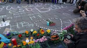 Drie dagen na de aanslagen in brussel worden de slachtoffers langzaam maar zeker geïdentificeerd. Herdenking Aanslagen 22 Maart 2016 Thomas Godsdienstonderwijs Be