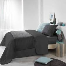 Ce lot de 3 pièces pour linge de lit en gris élégant sera parfait dans votre chambre à coucher ou chambre d'amis. Couvre Lit 220 X 240 Cm Dolina Gris Anthracite Linge De Lit Eminza