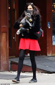 , famke janssen , richard dreyfuss , et al. Famke Janssen Shows Off Her Fashion Sense As She Snuggles Up With A Pooch During A Stroll In Nyc Aktuelle Boulevard Nachrichten Und Fotogalerien Zu Stars Sternchen