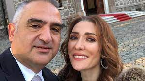 Turizm bakanı mehmet ersoy'un eşi pervin ersoy, çalışanına el öptürüp dolar verirken çektirdiği fotoğrafı sosyal medyadan paylaşınca tepki çekti. Muzede 15 Bin Selfie Arasina Bu Fotograf Da Girdi Turizm Ajansi Turizm Haberleri Turizm Gazetesi