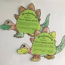 Einladungskarte dino drucke selbst kostenlose vorlagen gestalte mit ser vorlage kostenlos eine witzige einladungskarte mit dino du musst nur auf der nächsten seite namen ort datum und uhrzeit eingeben anschließend kannst du eine einladungskarte als hochwertige pdf druckvorlage erstellen kostenlos. Ideen Fur Eine Dinosaurier Kindergeburtstagsparty Mamaclever De