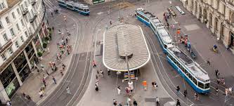 Тя е единствената европейска държава с конфедеративно държавно устройство. Shvejcariya Ostaetsya Vedushim V Mire Centrom Upravleniya Chastnym Kapitalom S Ge