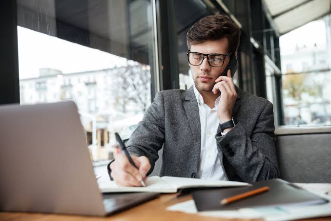 Advogado escrevendo estratégias de marketing de conteúdo em notebook