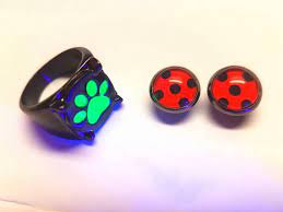 Stainless Steel Reproductions Of Chat Noirs Ring In Gunmetal Black With Glow In The Dark Paw Print Logo Or S Brinco Ladybug Fotos De Coisas Ladybug E Catnoir