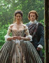 Not Exactly The Silver Screen But Caitriona Balfe And Sam Heughan Outlander On Starz Are Perfect On Any Outlander Wedding Outlander Costumes Outlander Claire