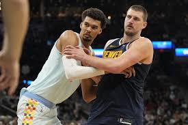 Nikola Jokic e os Nuggets podem garantir a terceira posição contra os Spurs.