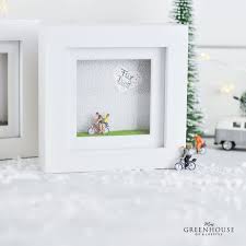 In gestalt von/in gestalt einer sache (das aussehen, die erscheinung, form habend von; Kreative Geldgeschenke Im Bilderrahmen Mit Miniaturfiguren Schenken
