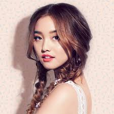 Teens create fashion looks all their own but with a conventional twist. Clothesencounters