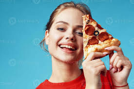 donna nel un' rosa camicia con Pizza nel sua mani Rifiuto cibo  avvicinamento 23758318 Stock Photo su Vecteezy