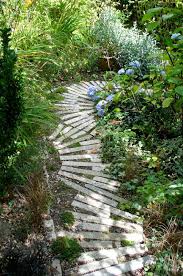 Super Passage Pour Jardin Realise Avec Du Bois De Palette Cool Garden Path Made Garden Garden Garden Paths Garden Spaces