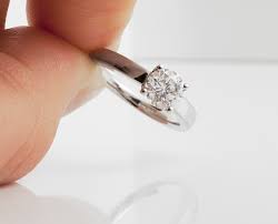 It should also be evident that 2 carat diamonds will be larger than 1 carat diamonds, and will thus require more. The Average Price Of An Engagement Ring How Much Should It Cost