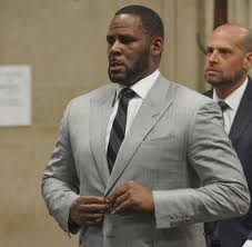Kelly's manager has been arrested in california on charges that he threatened a shooting at a manhattan theater two years ago. R Kelly Erneut In Haft Welt