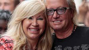 His birthday, what he did before fame, his family life, fun trivia facts, popularity german fashion designer and tv personality who is widely known for his robert geissini fashion line. Carmen Geiss Postet Emotionales Throwback Foto Zum 26 Hochzeitstag