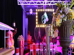 En la mayoría de las y si la fiesta es al aire libre, los centros de mesa pueden asemejarse a miniaturas de globos. Fiesta Disco Decoracion Grupo Fantasia