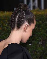 Photos Millie Bobby Brown Veritable Icone De Mode Ses Looks Les Plus Marquants Gala Modele De Chignon Idees De Coiffures Chignon Moderne