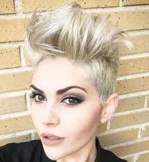 Dojem jen zvýšil punkový účes, který si nechala vytvořit ze svých dlouhých vlasů. 46 Punk Hairstyles Ideas Ucesy Vlasy Kratke Vlasy