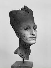 MAUDIE BRADY @maudiebradyart Queen A sculptural portrait of quiet  sovereignty — composed and commanding, yet marked by fragility. With its  fractured crown and inward gaze, Queen invites reflection