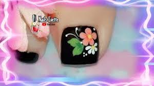 Uñas rojas brillantes con detalles de flores blancas que hacen que tus uñas se vean fantásticas. Unas Elegantes Y Sencillas Decoracion De Unas Pies Elegante Chic Feet Nail Decoration