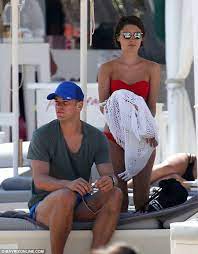 Kordagi tundus, nagu oleks manuel neuer vananenud kathrin gilchiga (mudel ja juuksur), kuid nende suhe lõppes 2014iga. Manuel Neuer Enjoys Break With Girlfriend In Greece After World Cup Success In Brazil Daily Mail Online
