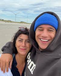 I turned 25 today, first time in forever spending my bday with the fam 💙✨