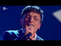 Ecco come accordare la chitarra online (tune guitar) oppure come accordare le corde della vostra chitarra senza l'aiuto di accordatori, diapason, corista, ma esclusivamente grazie al vostro orecchio. Skitarrate Accordi Testi Il Ballo Delle Incertezze Ultimo