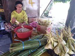 Ambil sehelai daun palas dan bentukkan bahagian hujung daun tersebut menjadi bentuk kelongsong. Siap Tempahan 4 000 Ketupat Palas Sendirian