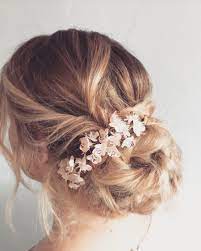 Un Chignon Bas Flou Et Tresse Coiffuremariee Tresses Bridalhair Chignondemariee Co Chignon Bas Mariage Coiffure Mariage Boheme Chignons Chignon Bas Mariee