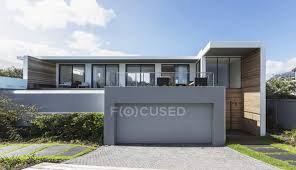 Wie baue ich eine garage home dekoration ideas fachwerkhauser metallgebaude haus bauen. Modernes Haus Vorzeigehaus Mit Garage Abwesenheit Sommer Stock Photo 199364034