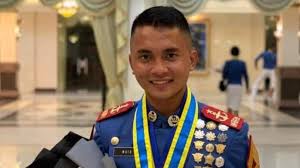 Tuntutan pekerjaan atau profesi, misalnya di bidang militer, yang memang diwajibkan berambut cepak. Buat Bangga Keluarga Dan Daerah Pemuda Di Butur Jadi Lulusan Terbaik Akmil