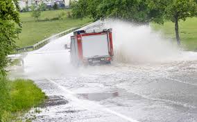 Heftige gewitter mit blitzschlag und hagel hatten zudem deutschlandweit zu zahlreichen feuerwehreinsätzen und teils erheblichen schäden durch brände und umstürzende bäume geführt. Unwetter Wetterdienst Warnt Vor Gewittern