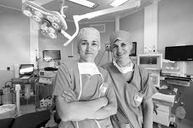 La prothèse totale de hanche est constituée de deux pièces principales : Chirurgie Orthopedique Oc Sante