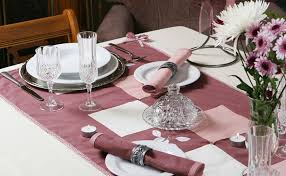 Set the dinner plate in the center of the table setting. 44 Terrific Table Setting Ideas For Dinner Parties Holidays 2021 Home Stratosphere