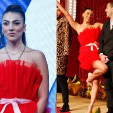 Quella che va per la maggiore attribuisce la paternità della scelta del colore rosso ad un. Gf Vip 2020 Giulia Salemi In Versione Natalizia L Abito Di Tulle Rosso E Perfetto Per Le Feste