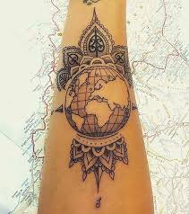 Włosy, jak zazwyczaj, pisarka związała w koczek na czubku głowy. Tatuaz Wojciechowska Martyna Tattoo Gallery Collection