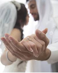 ياكف من لمس كف ي بنا لي في الغرام قصور ياواحد قمت احس إنه عن العالم مكف يني تصوير المبدعة Wedding Couple Poses Wedding Photos Wedding Photography