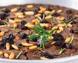 Il castagnaccio è dolce autunnale toscano a base di farina di castagne, uvetta, pinoli e rosmarino; Castagnaccio Ricette Regionali
